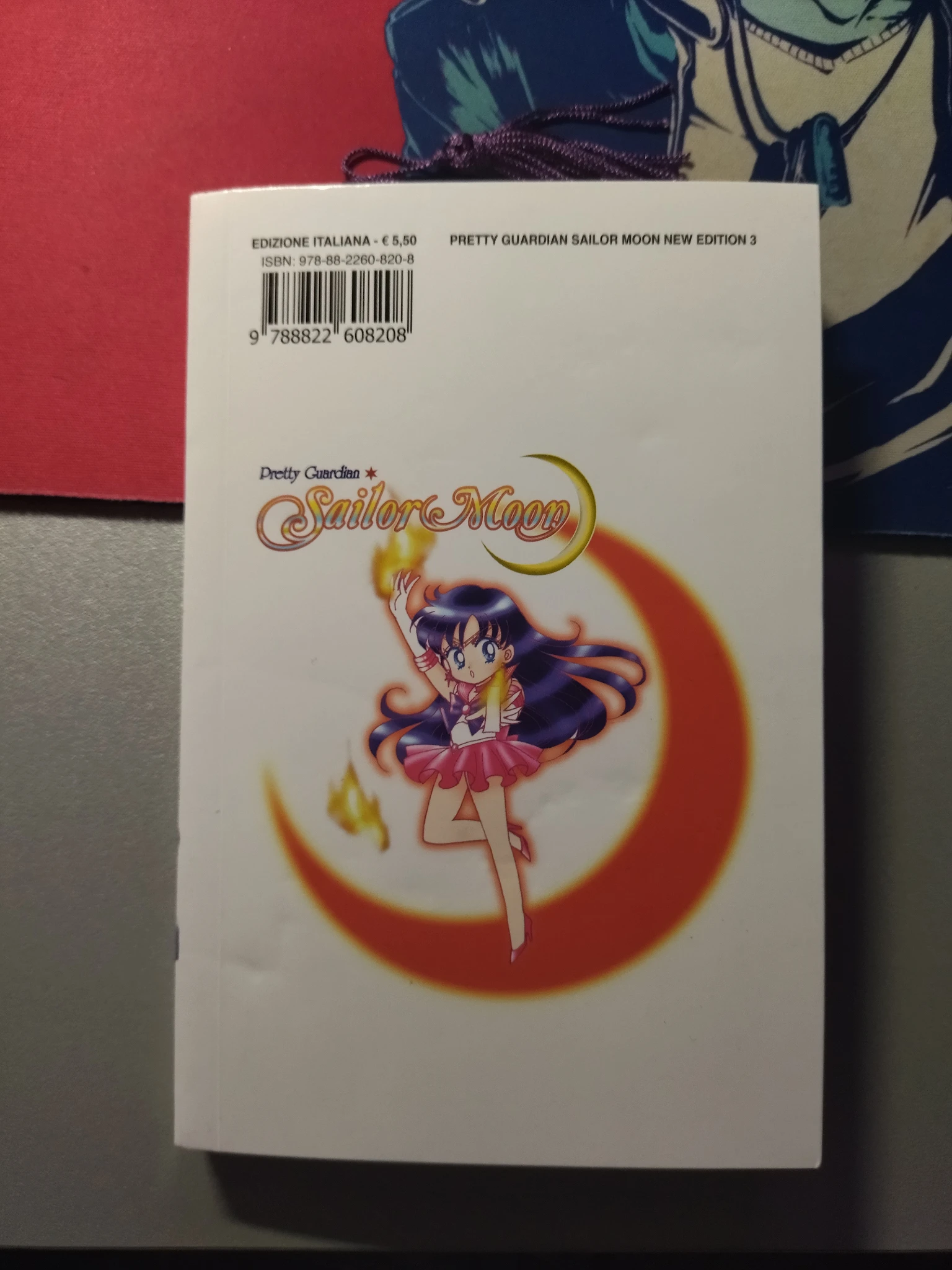 Foto del retro del volume appoggiato sulla mia scrivania