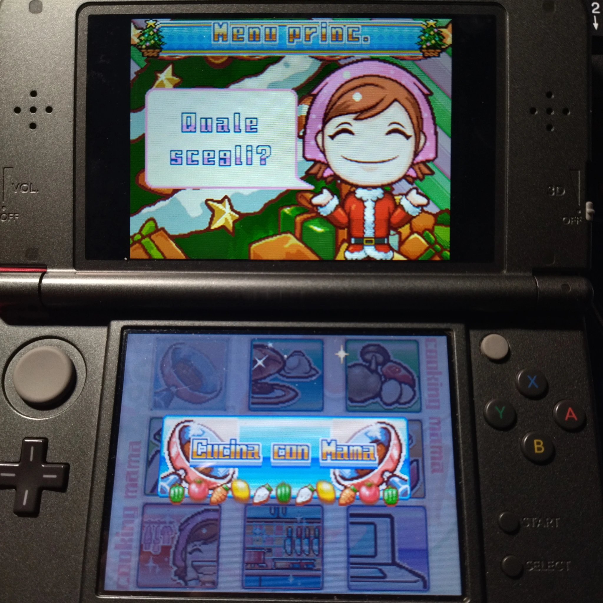 Schermata del menu principale con i dettagli descritti sullo schermo superiore. Lo sfondo natalizio ha un albero con della neve, delle decorazioni e dei regali a terra; l'etichetta "Menu princ." ha due icone di albero di natale ai lati