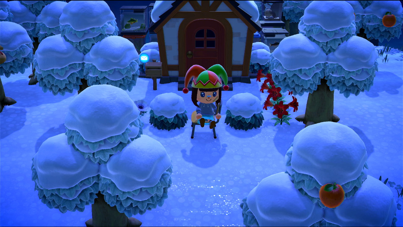 Io davanti a casa mia sulla sedia della scuola, con in testa un cappello da giullare.