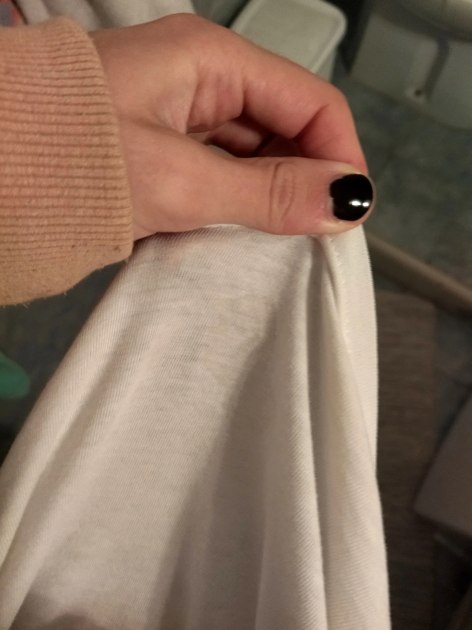 Foto alla mia canottiera, tirata un po' fuori per far vedere meglio la macchia, sulla parte bassa. Contrasto della foto aumentato