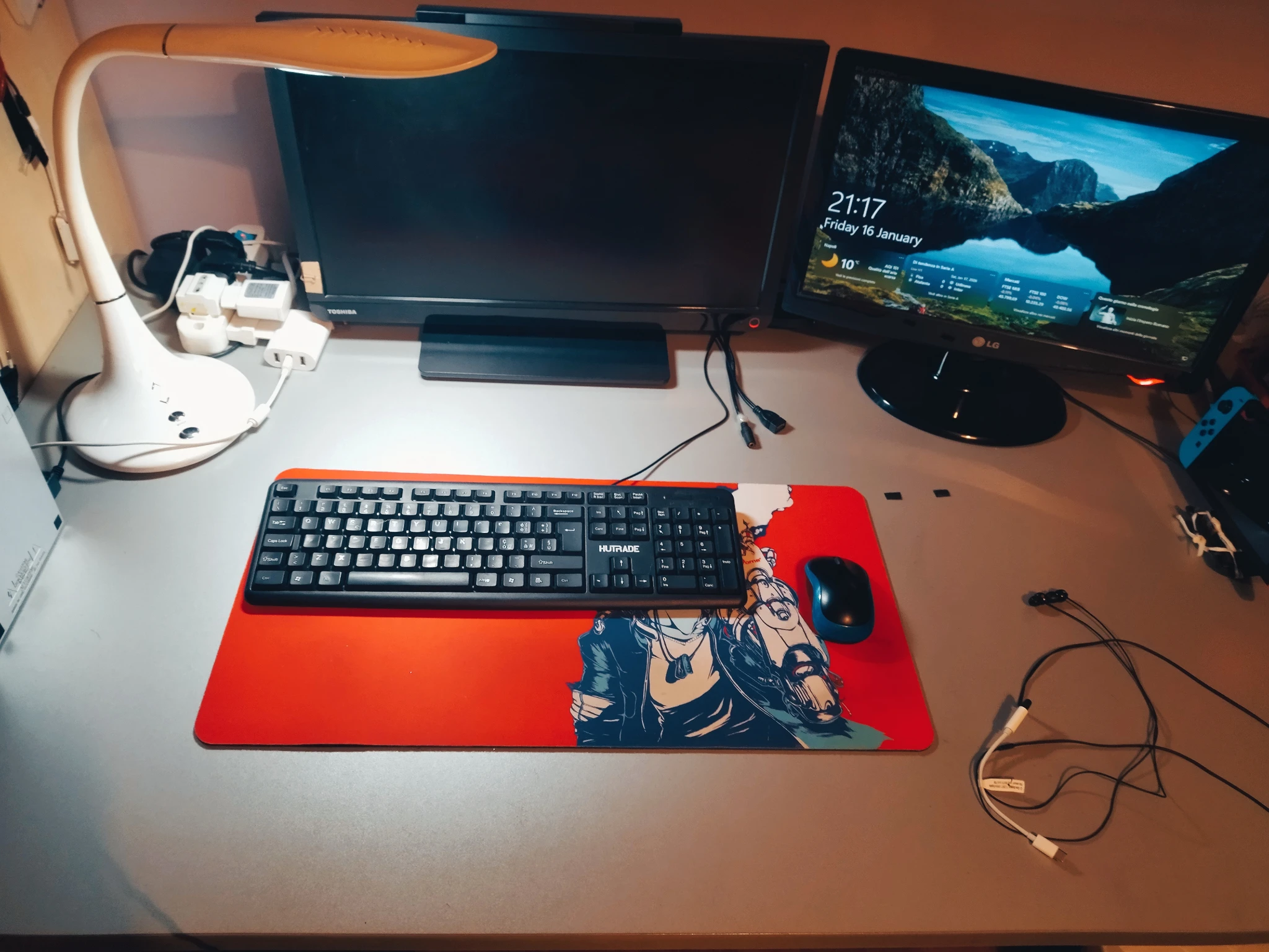 Foto con prospettiva strana della mia scrivania pulita e senza roba disordinata in giro ai margini della mia postazione PC