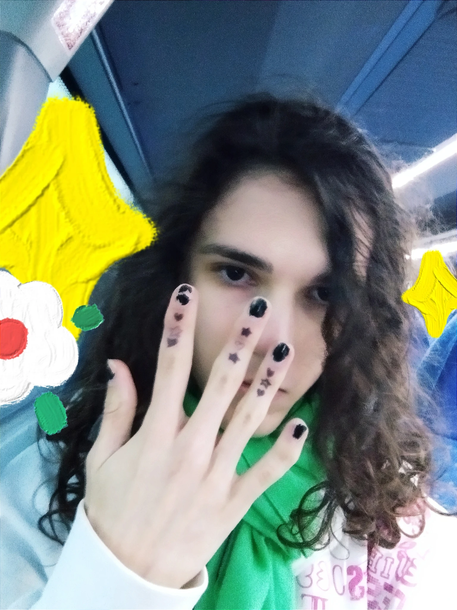 Selfie in autobus con l'esterno della mano disegnata davanti alla faccia