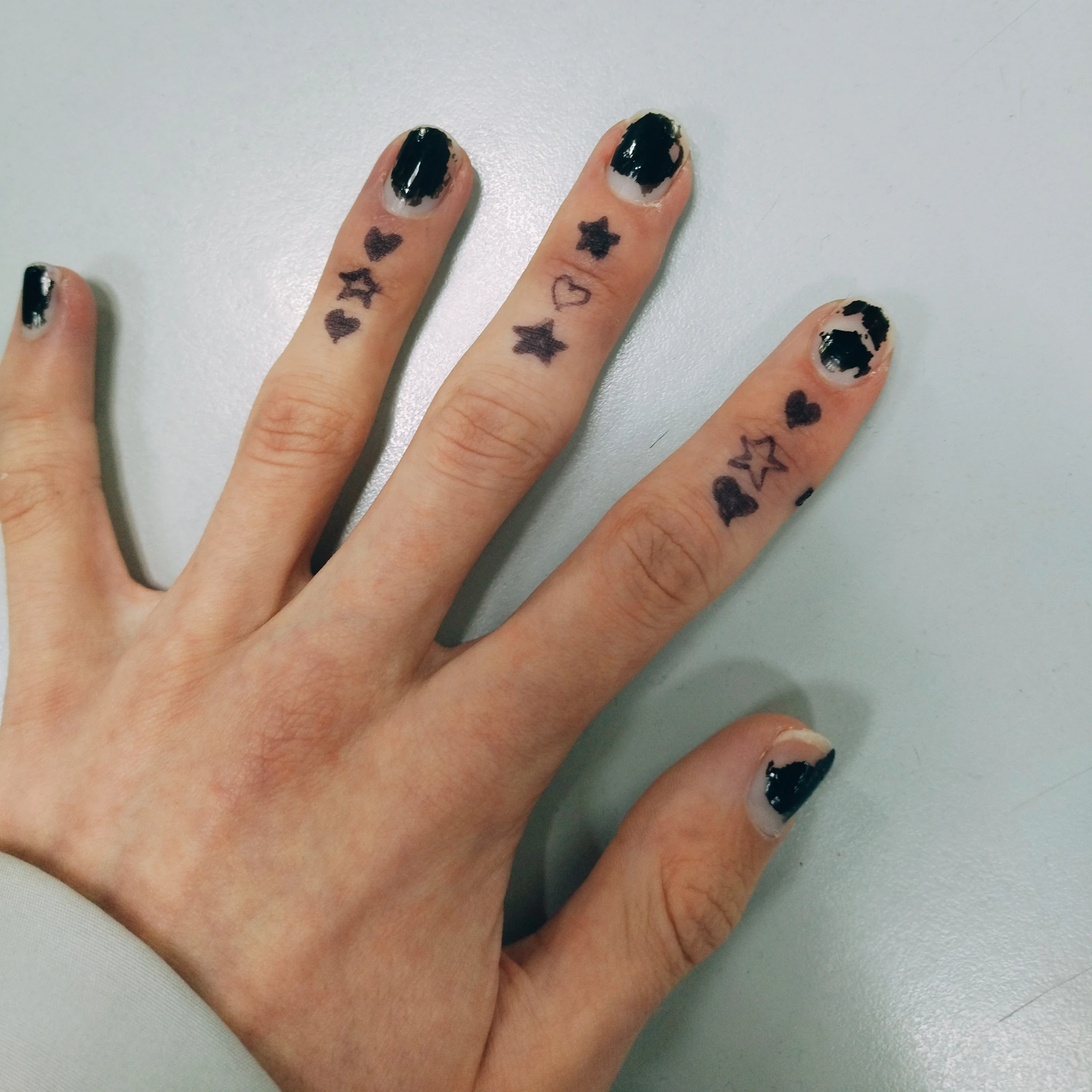 Foto dell'esterno della mano su un tavolo poco dopo