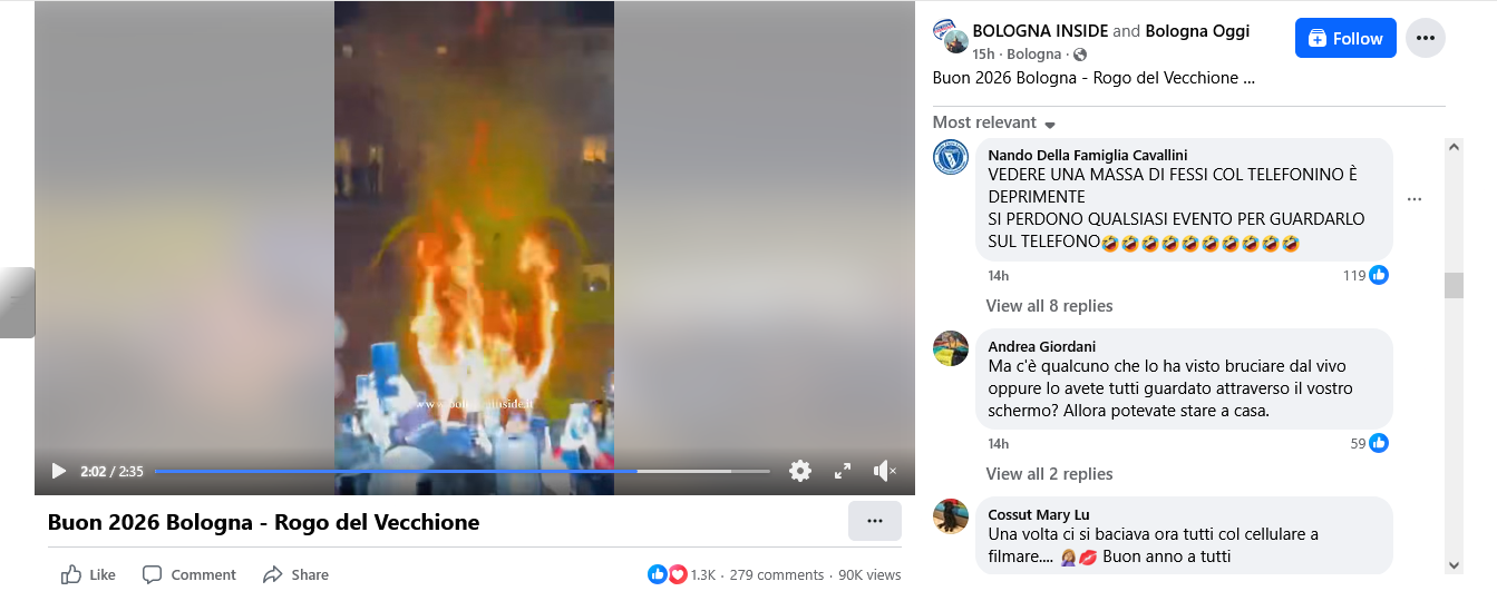 Schermata del post Facebook linkato "Buon 2026 Bologna - Rogo del Vecchione", con il video in pausa su un frame infernale, e 3 commenti visibili a destra:

Nando Della Famiglia Cavallini
VEDERE UNA MASSA DI FESSI COL TELEFONINO È DEPRIMENTE
SI PERDONO QUALSIASI EVENTO PER GUARDARLO SUL TELEFONO🤣🤣🤣🤣🤣🤣🤣🤣🤣🤣

Andrea Giordani
Ma c'è qualcuno che lo ha visto bruciare dal vivo oppure lo avete tutti guardato attraverso il vostro schermo? Allora potevate stare a casa.

Cossut Mary Lu
Una volta ci si baciava ora tutti col cellulare a filmare.... 🤦🏼‍♀️💋 Buon anno a tutti