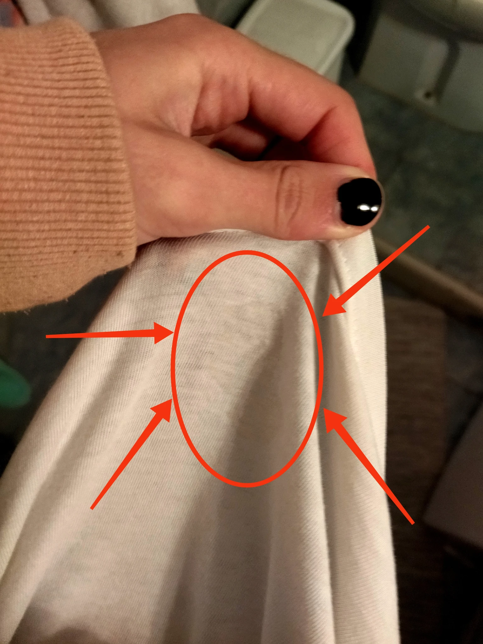 Foto con contrasto ancora maggiore e cerchi e frecce ad indicare la macchia